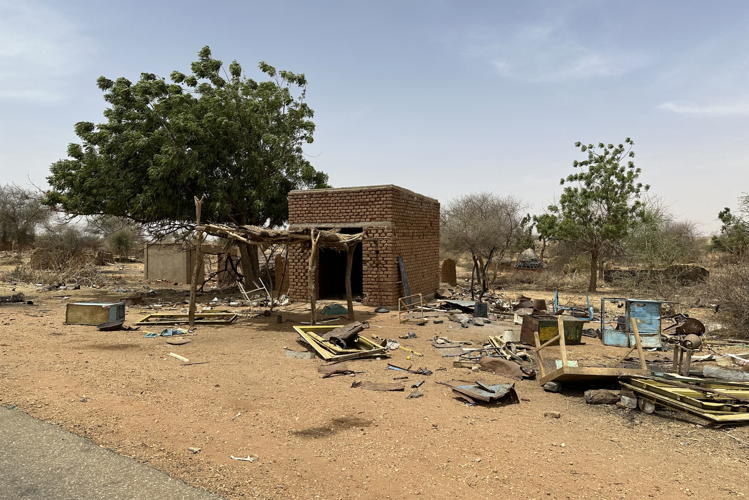 Viviendas saqueadas y dañadas en el estado de Darfur Central. © Juan Carlos Tomasi/MSF 