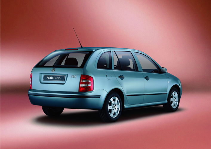 The first generation of the ŠKODA FABIA COMBI, which
was built from 2000 to 2006, won over customers not
only with its generous space but also its extensive
standard equipment and numerous modern options.
