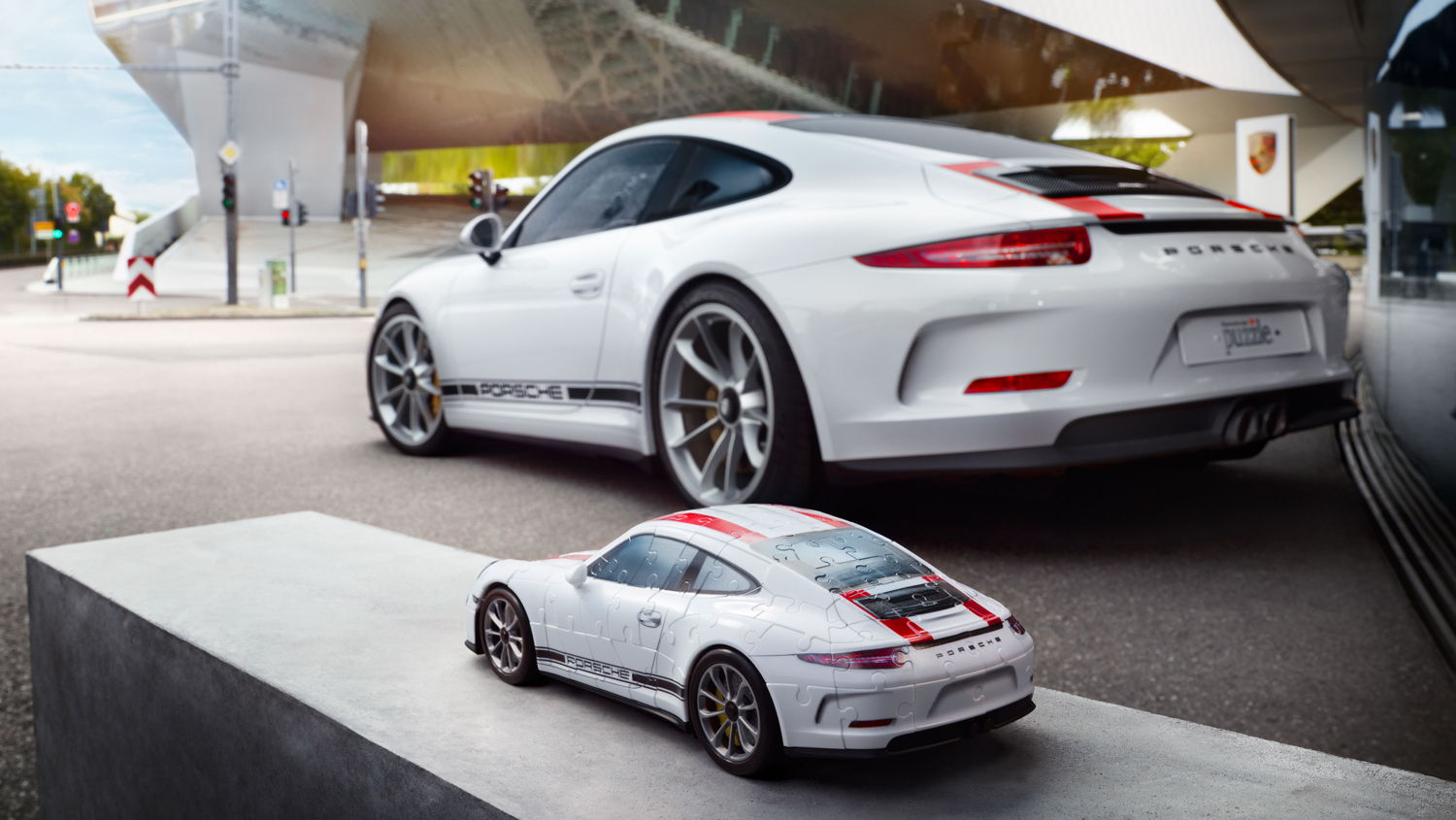  Un Porsche armado con piezas de un rompecabezas 3D - El 911 R tridimensional, fabricado por la juguetería Ravensburger, ya está a la venta
