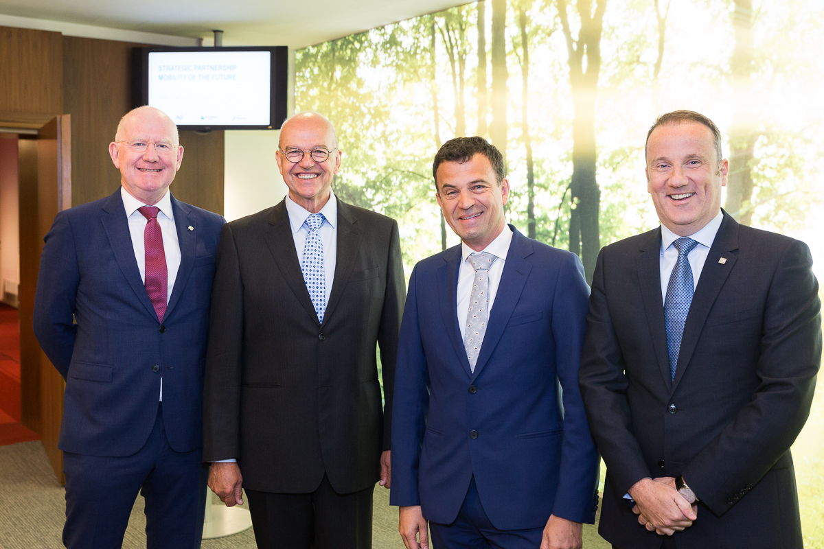 <p>Max Jadot, CEO BNP Paribas Fortis ; Thierry Willemarck, CEO Touring ; Hans De Cuyper, CEO AG Insurance and Michael Anseeuw, General manager Retail Banking BNP Paribas Fortis</p>
