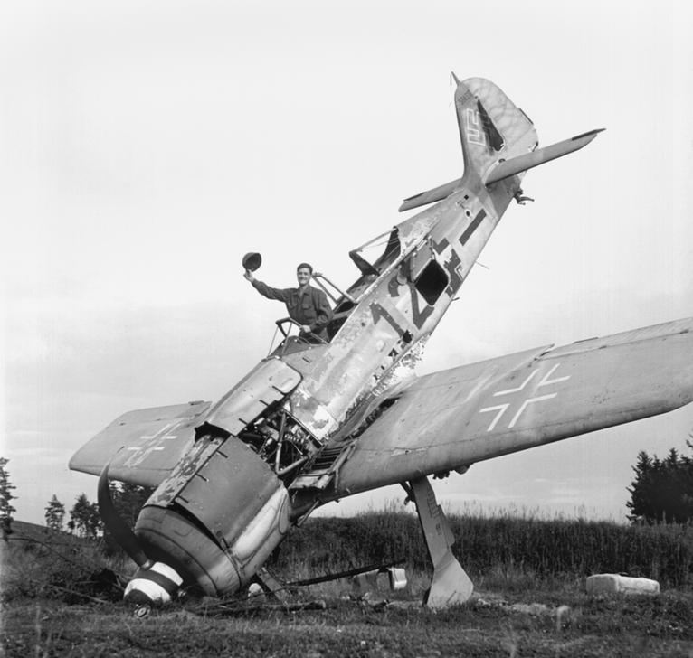 U.S. soldier waving from the cockpit of a crashed German Luftwaffe machine (Pocking Airfield, Bavaria) AKG245769 © akg-images / Tony Vaccaro U.S. soldier waving from the cockpit of a crashed German Luftwaffe machine (Pocking Airfield, Bavaria) AKG245769 © akg-images / Tony Vaccaro