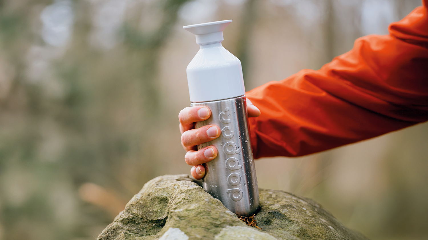 7160_Dopper_Insulated_Silver_580ml_Lifestyle_Outdoor_06_1920x1080_print300dpi