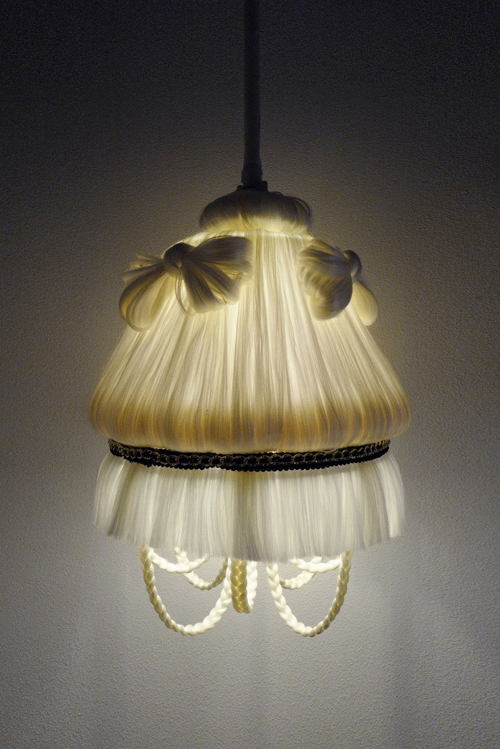 Dae Uk Kim, SIA, 2020, Synthetisch haar, dweil,  lampenkap, gloeilamp,  haaraccessoire 50 x 50 x 180  Collectie Dae Uk Kim, Foto door Dae Uk Kim