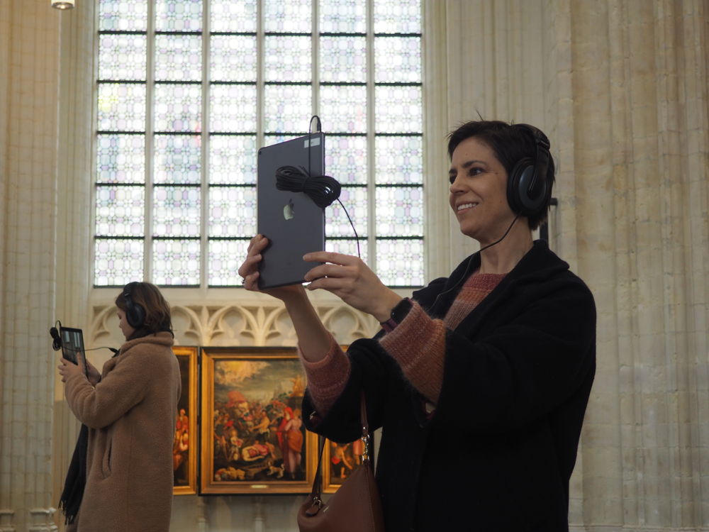 De digitale beleving legt een virtuele laag op de kunstschatten van de kerk (c) Andy Merregaert
