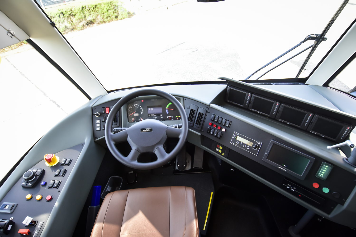 De afgesloten stuurcabine zorgt ervoor dat de chauffeur  de volle aandacht kan houden op de weg.  Via camerabeelden in de  stuurpost heeft de chauffeur een goed overzicht van de in- en uitstappende reizigers.