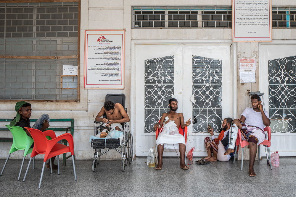 Unos pacientes descansan en la entrada del hospital de MSF en Aden (Yemen). Agnes Varraine-Leca/MSF