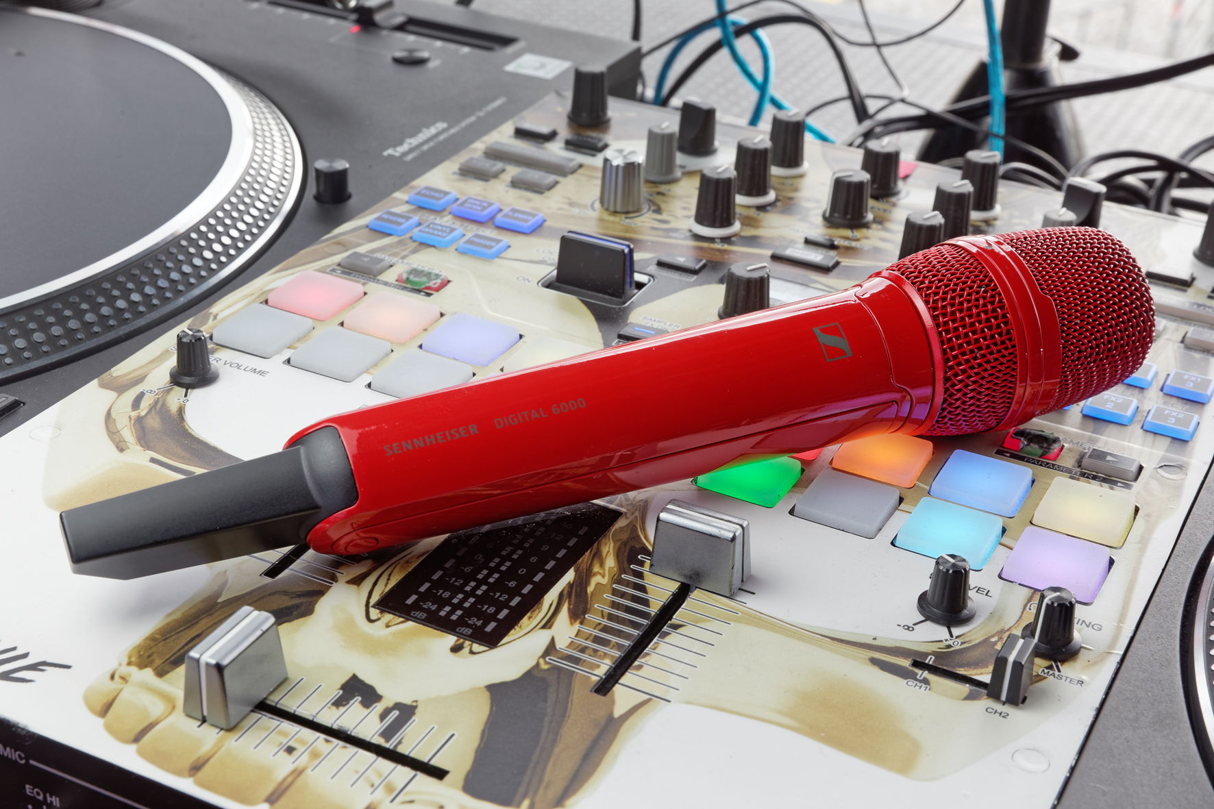 At the artist’s request, Sido’s SKM 6000 handheld transmitter was given a stunning bright red finish at the Sennheiser factory in Wedemark – in keeping with the artwork of his latest album