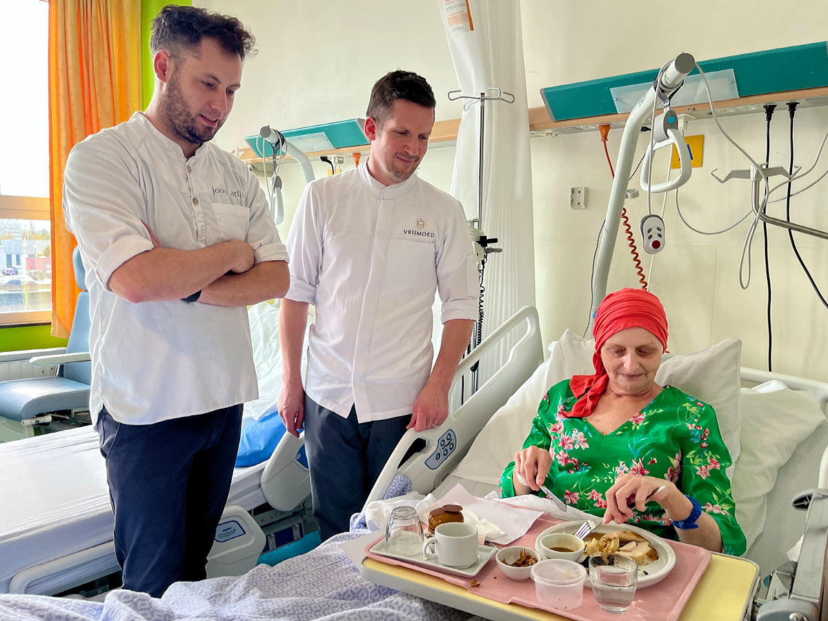 Michaël Vrijmoed en Joost Arijs serveren hun menu aan Caroline