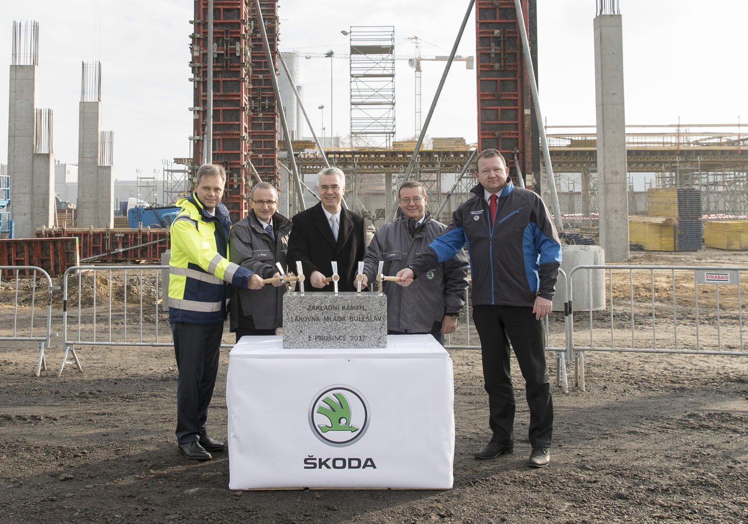 On Friday 1 December 2017, ŠKODA AUTO Board Member for Production and Logistics Michael Oeljeklaus, ŠKODA AUTO Board Member for Human Resources Bohdan Wojnar, and Deputy Chairman of the KOVO Union’s MB branch Josef Zmrhal, laid the foundation for a new paint shop in Mladá Boleslav.