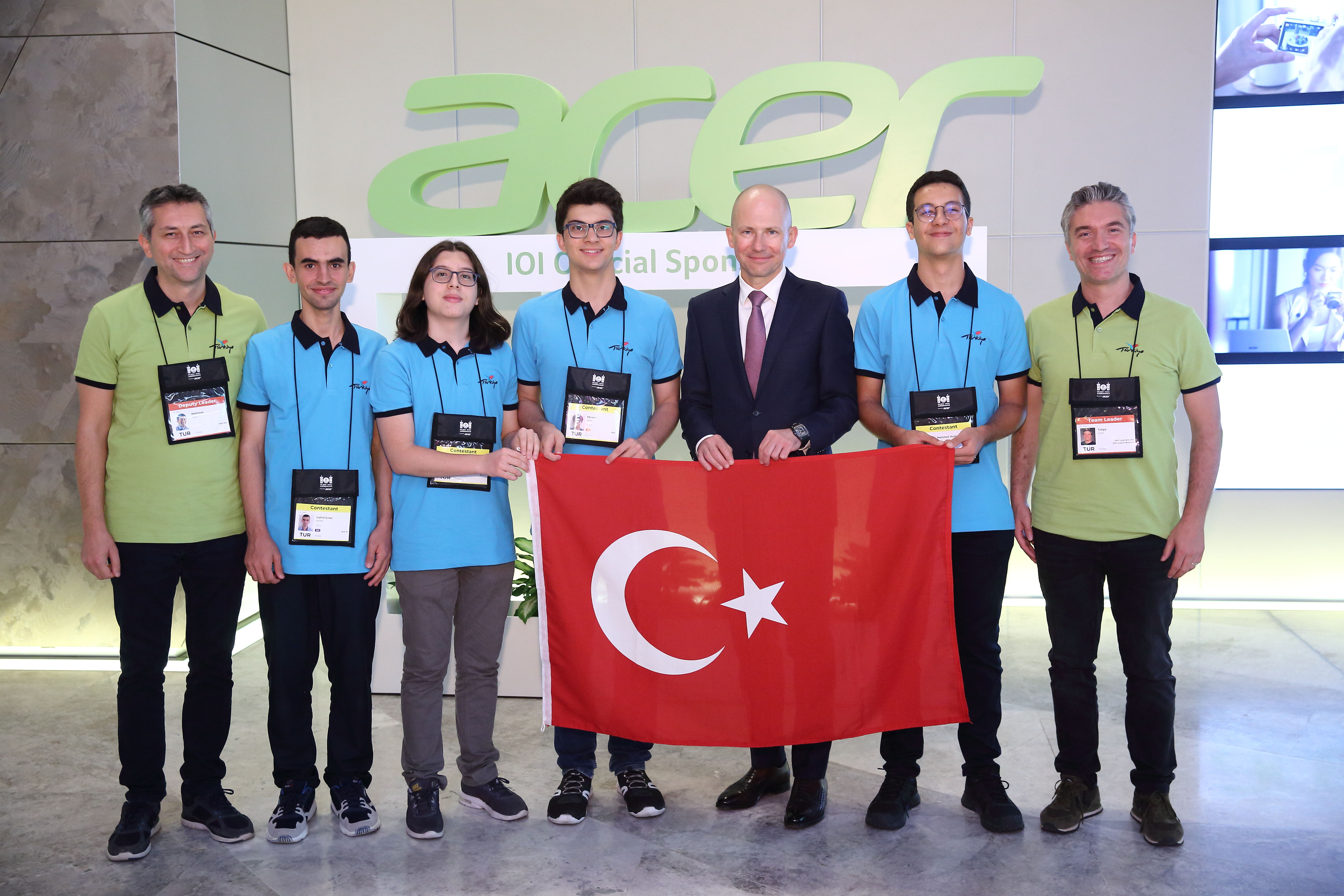 Grigory Nizovsky, Acer Vice President for Russia, Eastern Europe and Turkey with the team from Turkey