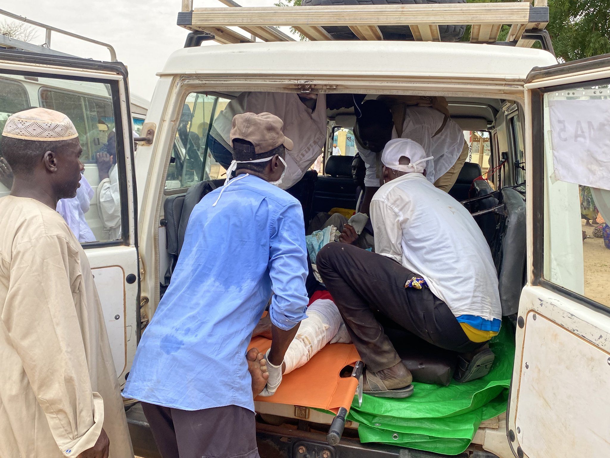 Llegada de un herido al hospital de Adré. Johnny Vianney Bissakonou/MSF