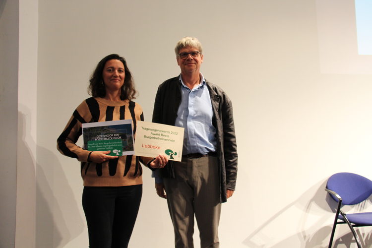 directeur Marc Cromheecke van de Provincie reikt de award uit aan medewerker Nathalie Willems van Lebbeke