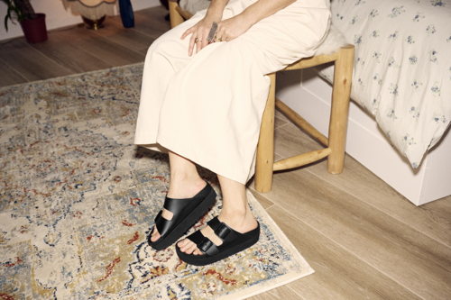 Birkenstock_Spring-Summer2023_Lifestyle_Arizona Black Eva_49.95€ (2)