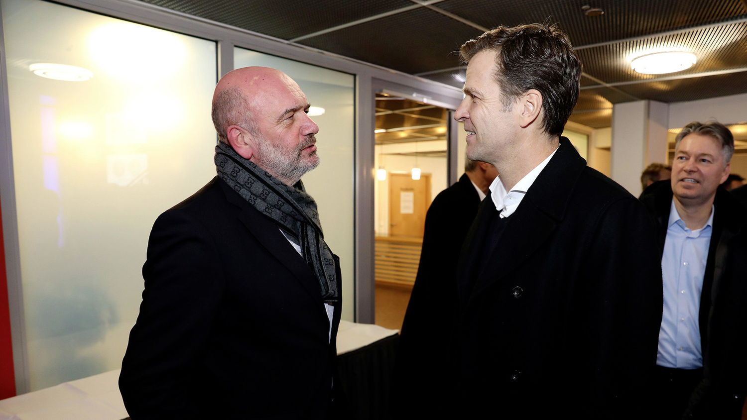 Bernd Osterloh (izquierda) conversando con Oliver Bierhoff