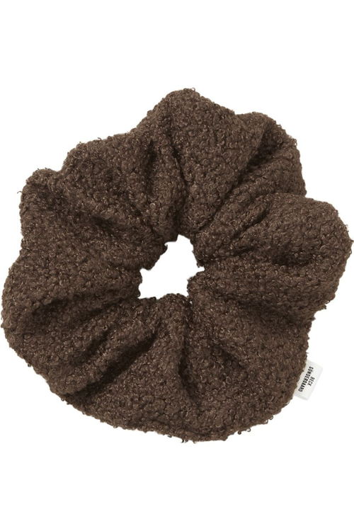 Juttu_FW23_Becksöndergaard_Acc BEC Teddy Scrunchie brown_JUTTU_€11 Juttu_FW23_Becksöndergaard_Acc BEC Teddy Scrunchie brown_JUTTU_€11