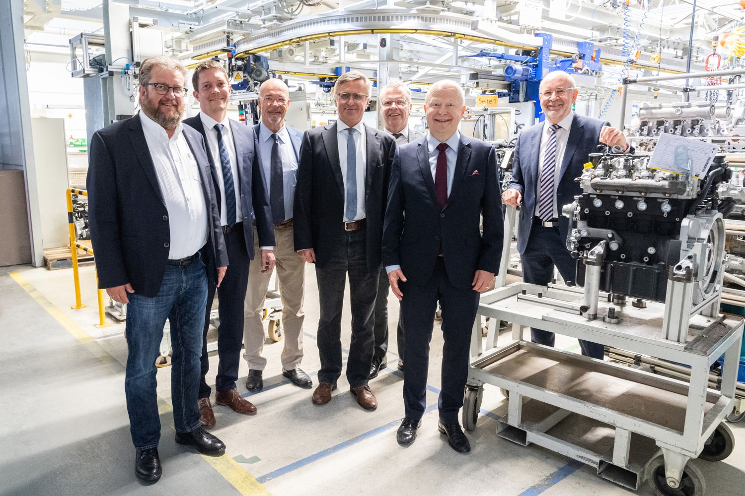 v. l. n. r. Gerhard Drexler (Kreisvorsitzender der FDP Freyung-Grafenau), Dr. Simon Thierfelder (Leiter Forschung & Entwicklung), Wolfram Hatz (Hauptgesellschafter und Beiratsvorsitzender Motorenfabrik Hatz), Alexander Muthmann (stellvertretender Vorsitzender der FDP-Landtagsfraktion Bayern), Bernd Krüper (CEO, Vorsitzender der Geschäftsleitung Motorenfabrik Hatz), Michael Theurer (MdB, Vorsitzender des FDP-Landesverbands Baden-Württemberg, FDP-Präsidium, zuständig für die Bereiche Wirtschaft und Arbeit) und Wilfried Riemann (COO, Geschäftsführer Motorenfabrik Hatz)