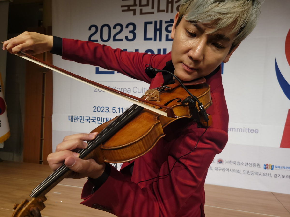 古典小提琴演奏家KoN在韩国的一场活动上使用诺音曼MCM微型夹式麦克风演出