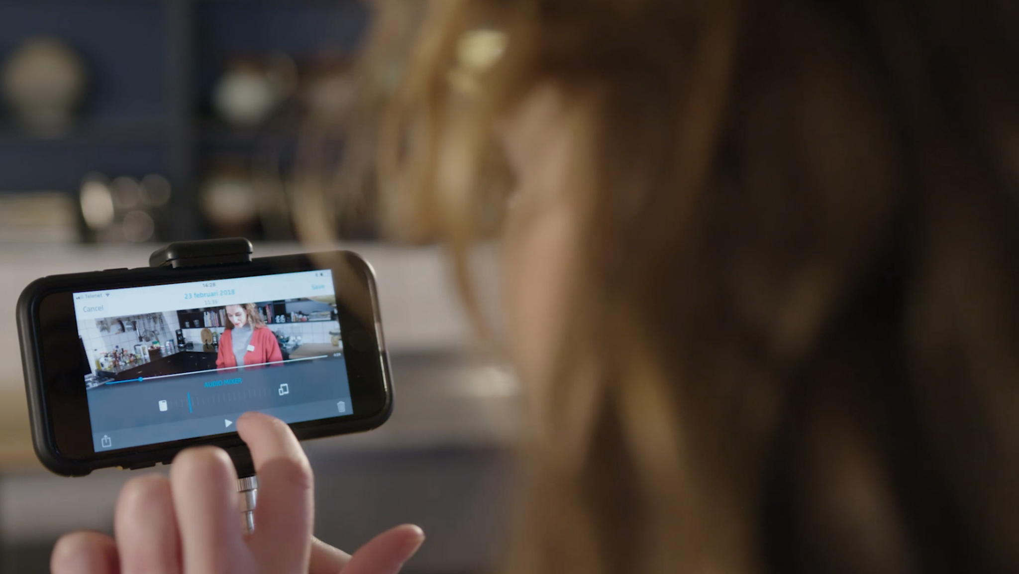 Mit dem Audio-Mixer der Memory Mic App lässt sich das Verhältnis zwischen der Audioaufnahme des Memory Mic und den mit dem Smartphone aufgenommenen Umgebungsgeräuschen beliebig festlegen. Mit dem Audio-Mixer der Memory Mic App lässt sich das Verhältnis zwischen der Audioaufnahme des Memory Mic und den mit dem Smartphone aufgenommenen Umgebungsgeräuschen beliebig festlegen.
