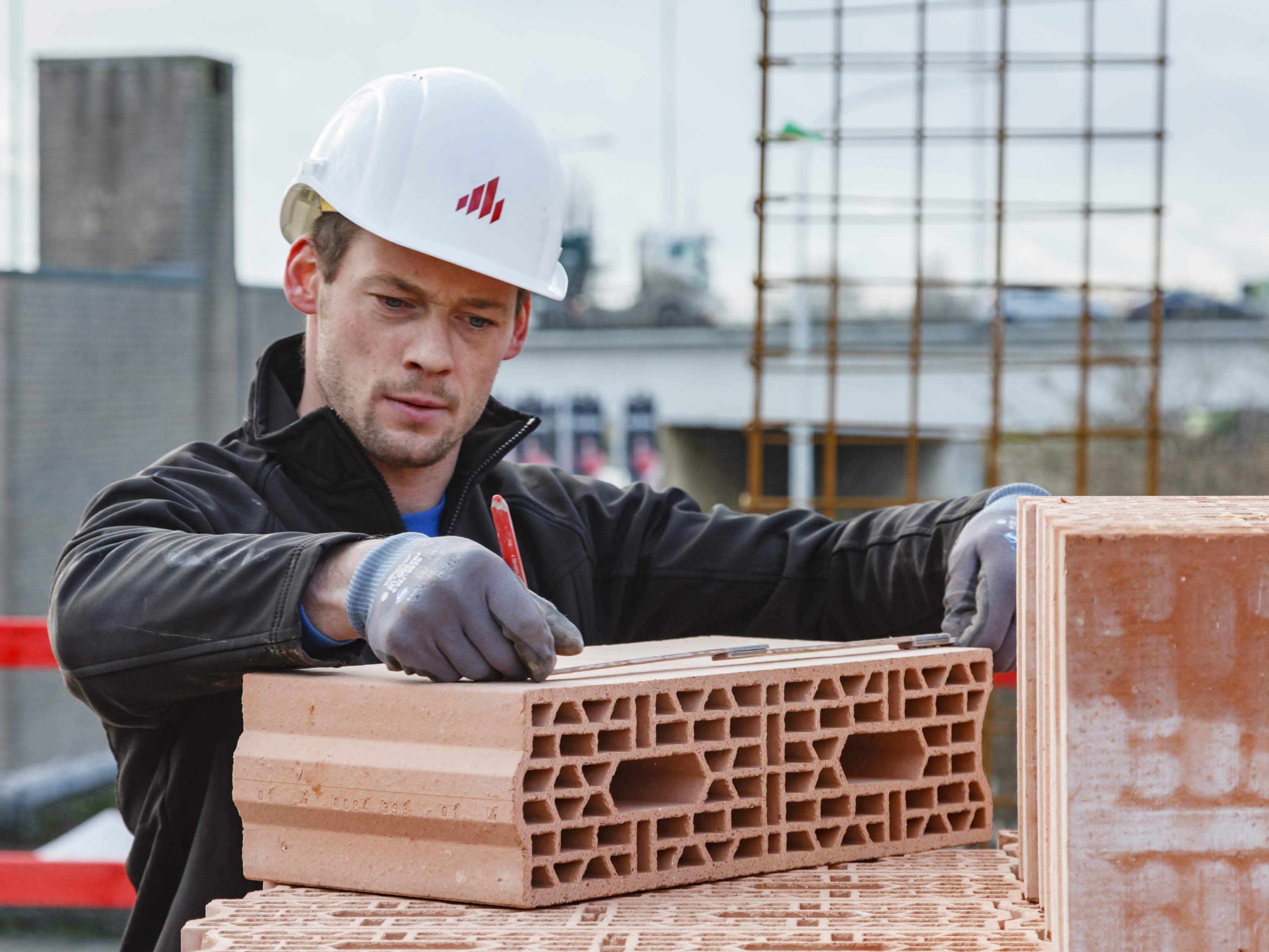 Wienerberger stelt oplossingen voor dak- en gevelrenovatie en grondverharding voor, alsook de nieuwe binnenmuur lijmsteen