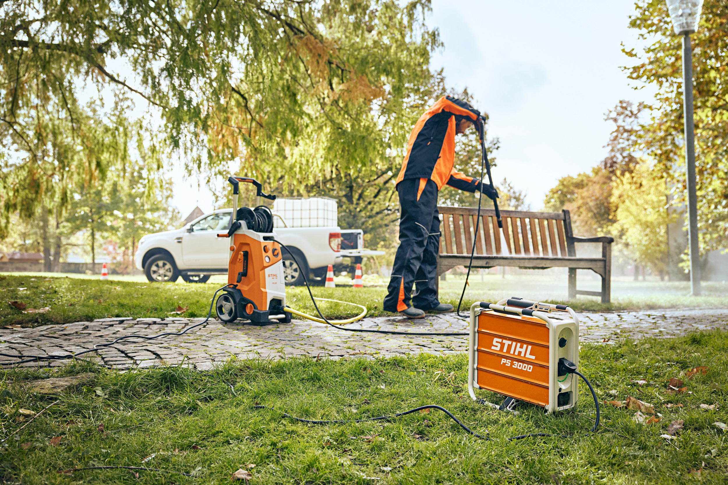 Alternative silencieuse et sans émission au générateur thermique, la STIHL PS 3000 permet de travailler avec des machines sur batterie sans avoir besoin d’un accès au réseau électrique. Ainsi, les nettoyeurs haute pression ou les pompes à eau électriques peuvent être alimentés directement par cette station de charge portable.
