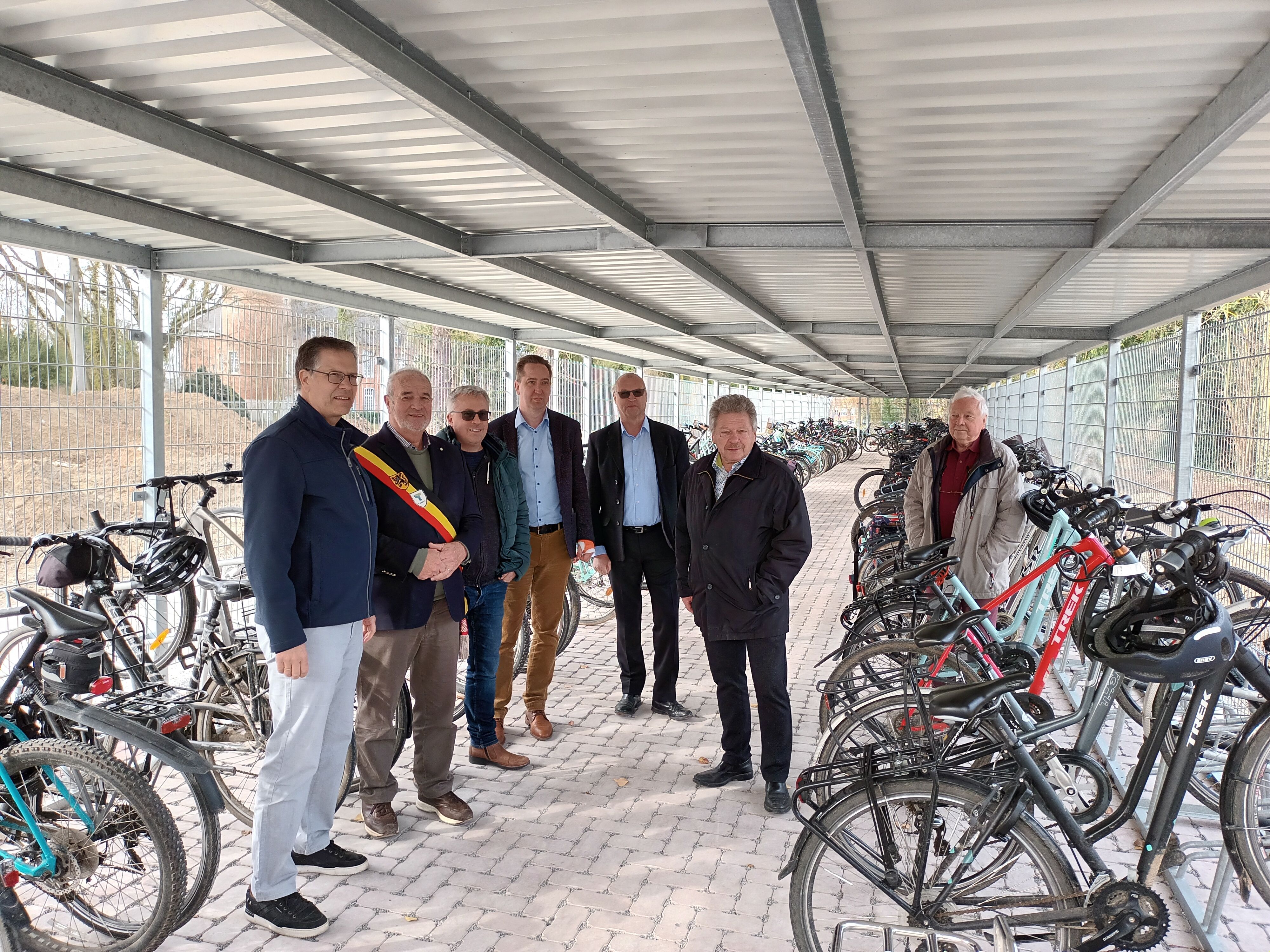 St.-Jozefsinstituut Ternat kon, met steun van de provincie, een nieuwe fietsenstalling aanleggen voor 200 tweewielers