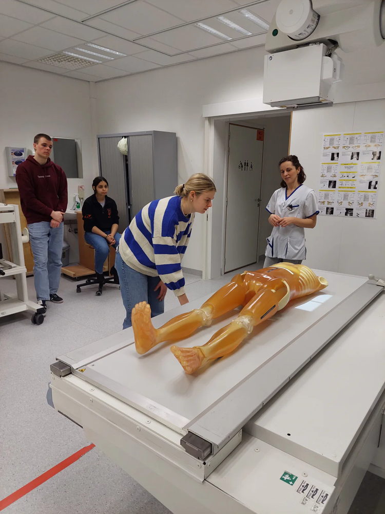 Studenten Medische Beeldvorming krijgen les te UZ Gent