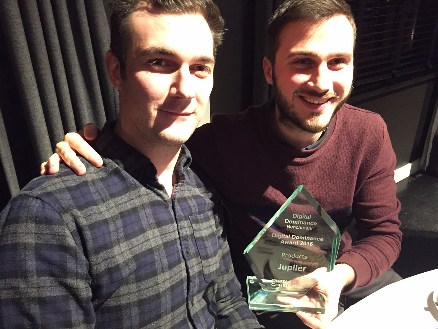 Nicolas Robeet (Digital Content Planning Manager) and Josse Peremans (Brand Manager Jupiler) with the award