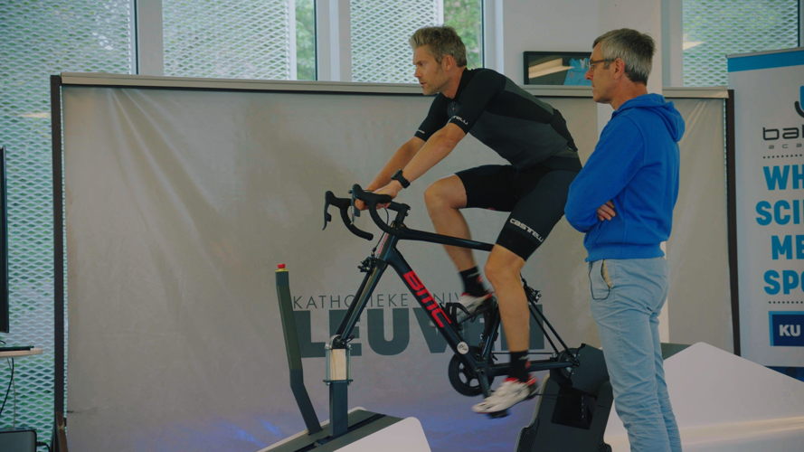 Maarten met prof Peter Hespel -(c) VRT / Woestijnvis