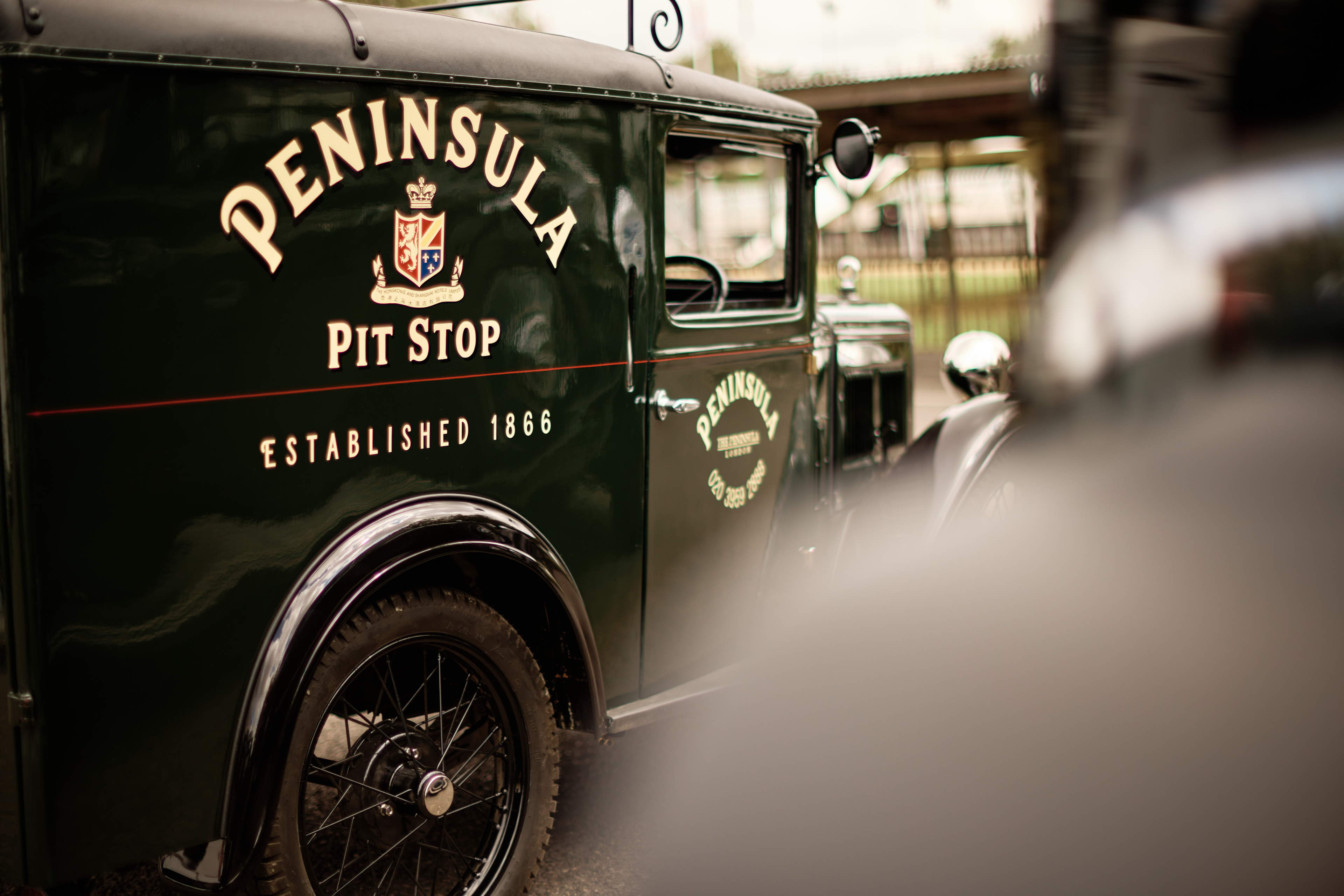 The Peninsula London se une a Goodwood Revival 2025 para celebrar la artesanía británica y el legado automotriz 