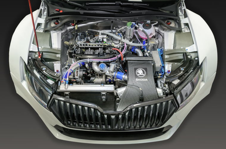 The rally car’s more than 280 horsepower strong 1.6-litre
turbo engine is produced in Mladá Boleslav and is based
on a standard engine fabricated in cooperation with the
ŠKODA division of SAIC in Shanghai
