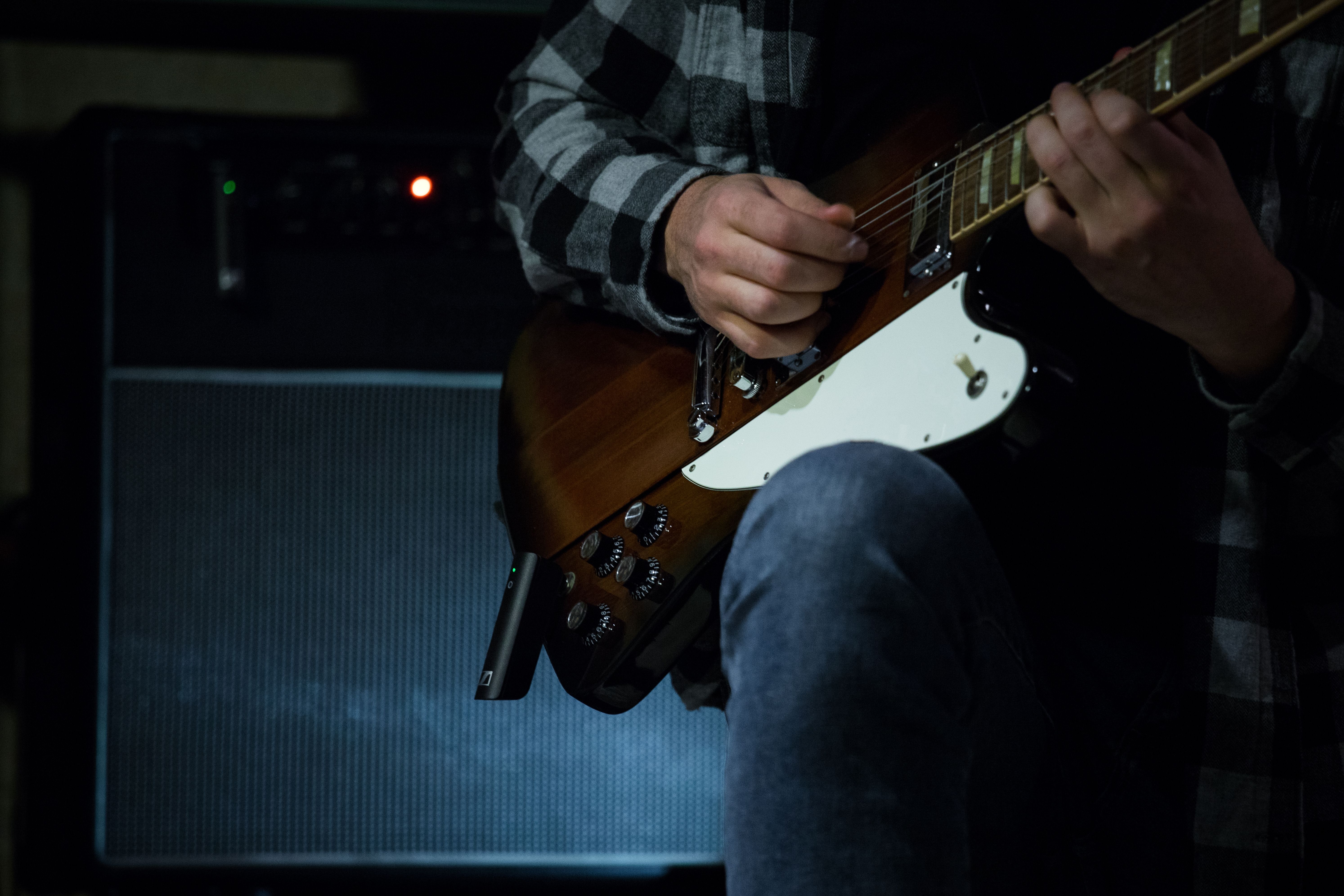 The transmitter is connected to your guitar/bass or your vocal mic …
​
​
​
… while the receiver is plugged into the amp or the mixing desk respectively.