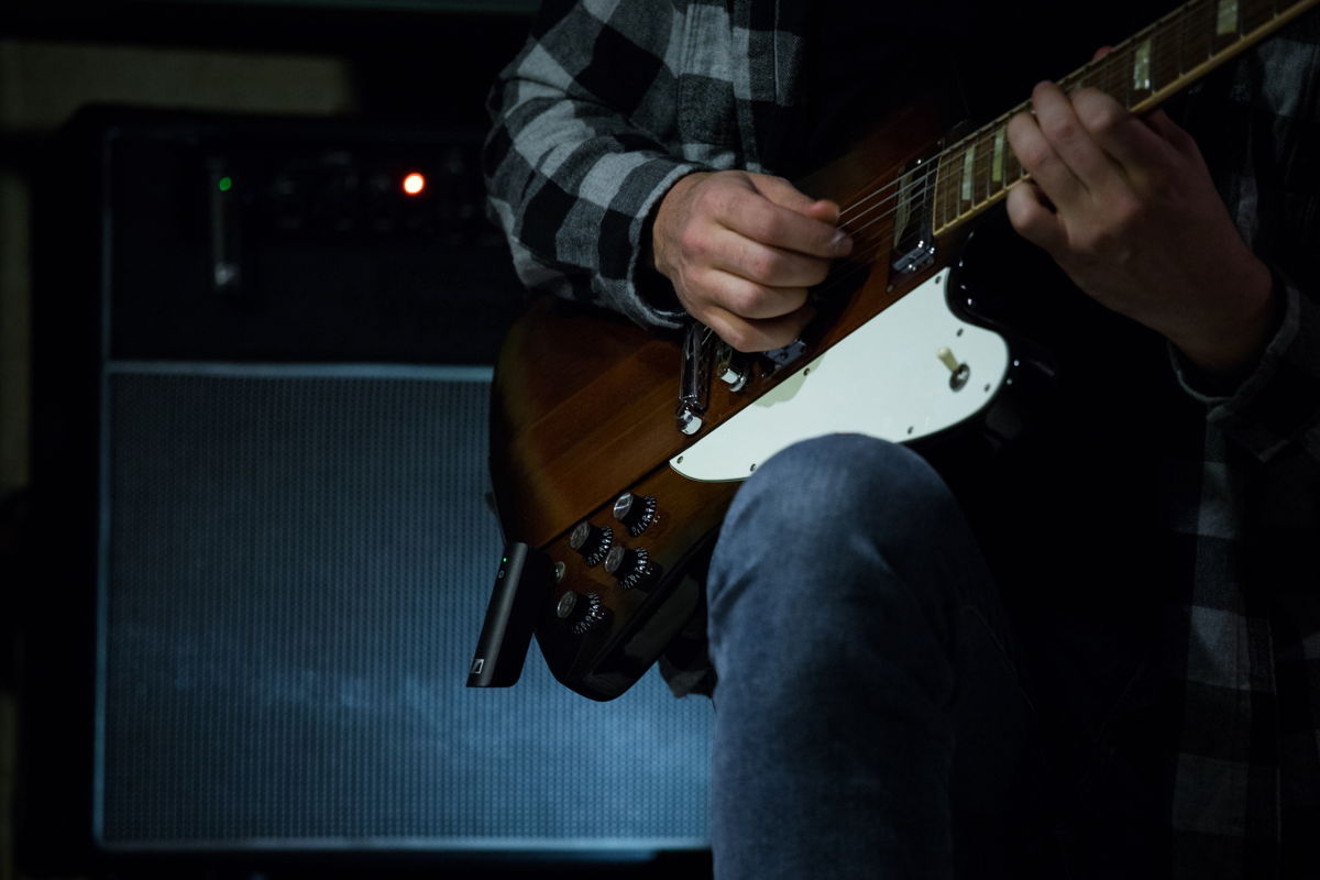 Der XSW-D-Instrumentensender lässt sich direkt an die Gitarre oder den Bass anschließen. Alternativ kommen das mitgelieferte Instrumentenkabel und der Gürtelclip zum Einsatz und der Sender wird am Gürtel oder an der Tasche getragen
