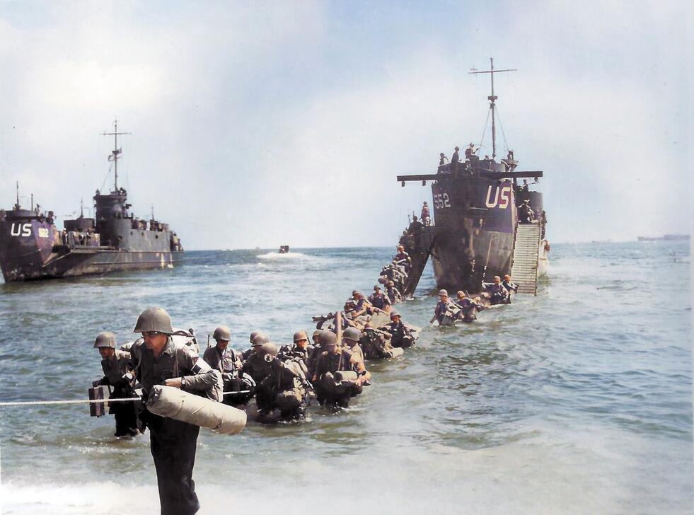 AKG10314884 (Digitally coloured) US troops wade through chest-deep water during an amphibious invasion to an unopposed beach east of Toulon. ©akg-images