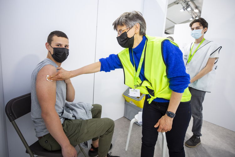 Antwerps gouverneur Cathy Berx helpt een gevaccineerde jongere op de prikdag voor jongeren in VacCovid.