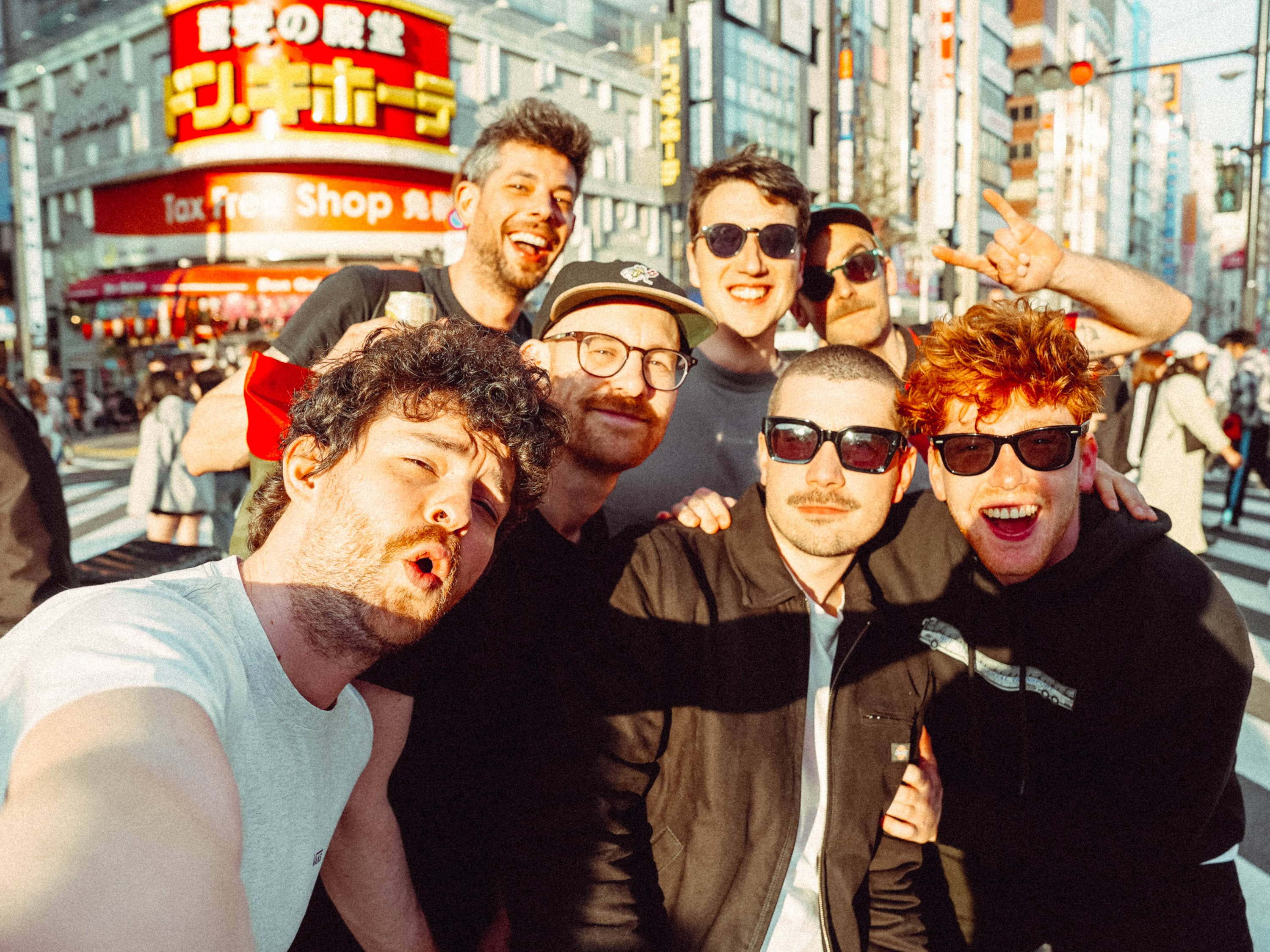 De Kempen in Japan: Thibault Christiaensen trekt naar het land van de rijzende zon met Equal Idiots en Kempense punkband The Priceduifkes
