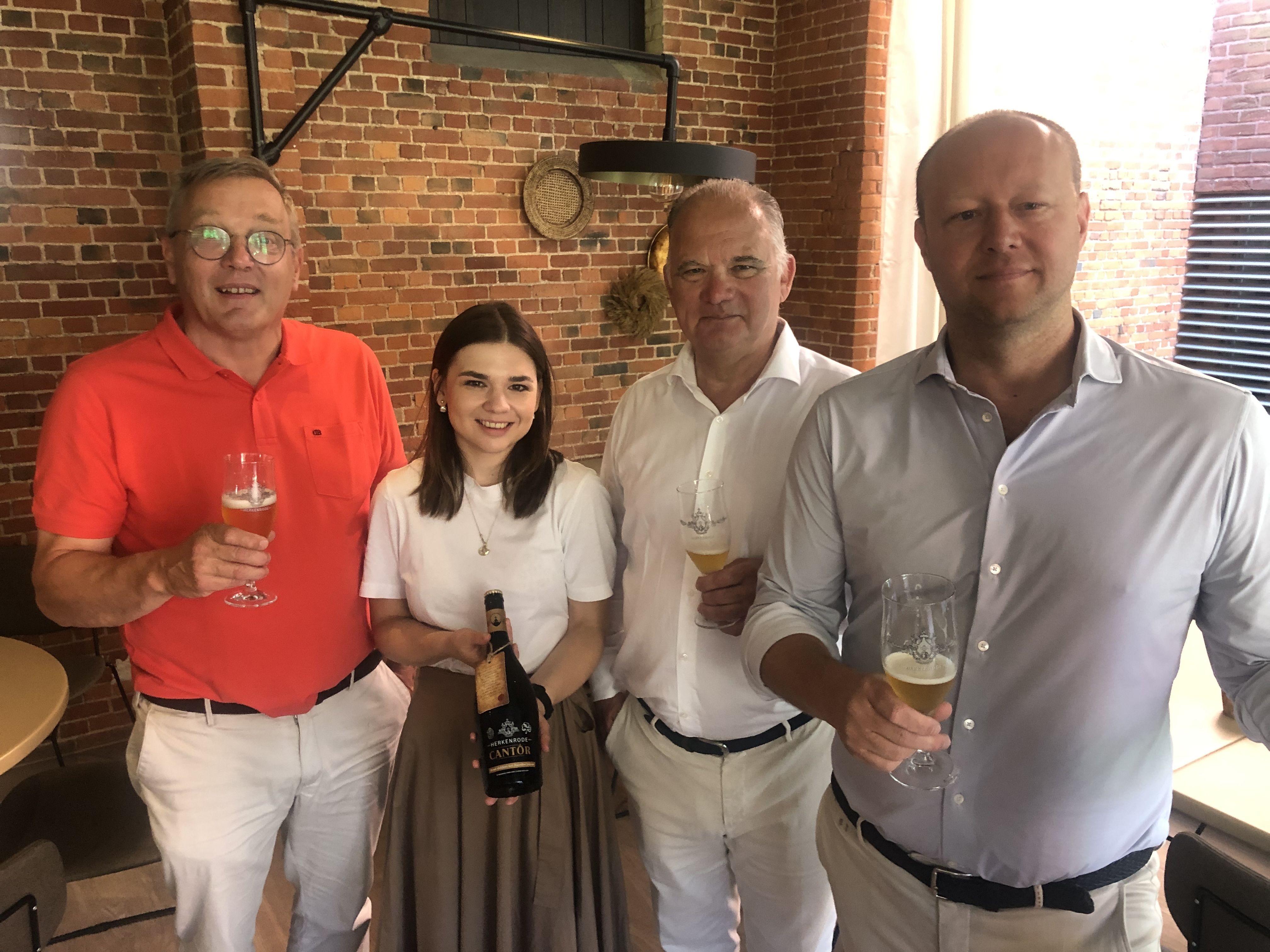 Luc Smeets, voorzitter vzw Herkenrode, Céleste en Michel Fryns, en Jef Cornelissen Jr van de gelijknamige brouwerij bij de voorstelling van Herkenrode Cantor