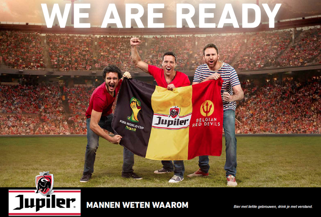 Maak een selfie met de Jupiler-supportersvlag en verdien je plek in het grote Jupiler-supportersboek