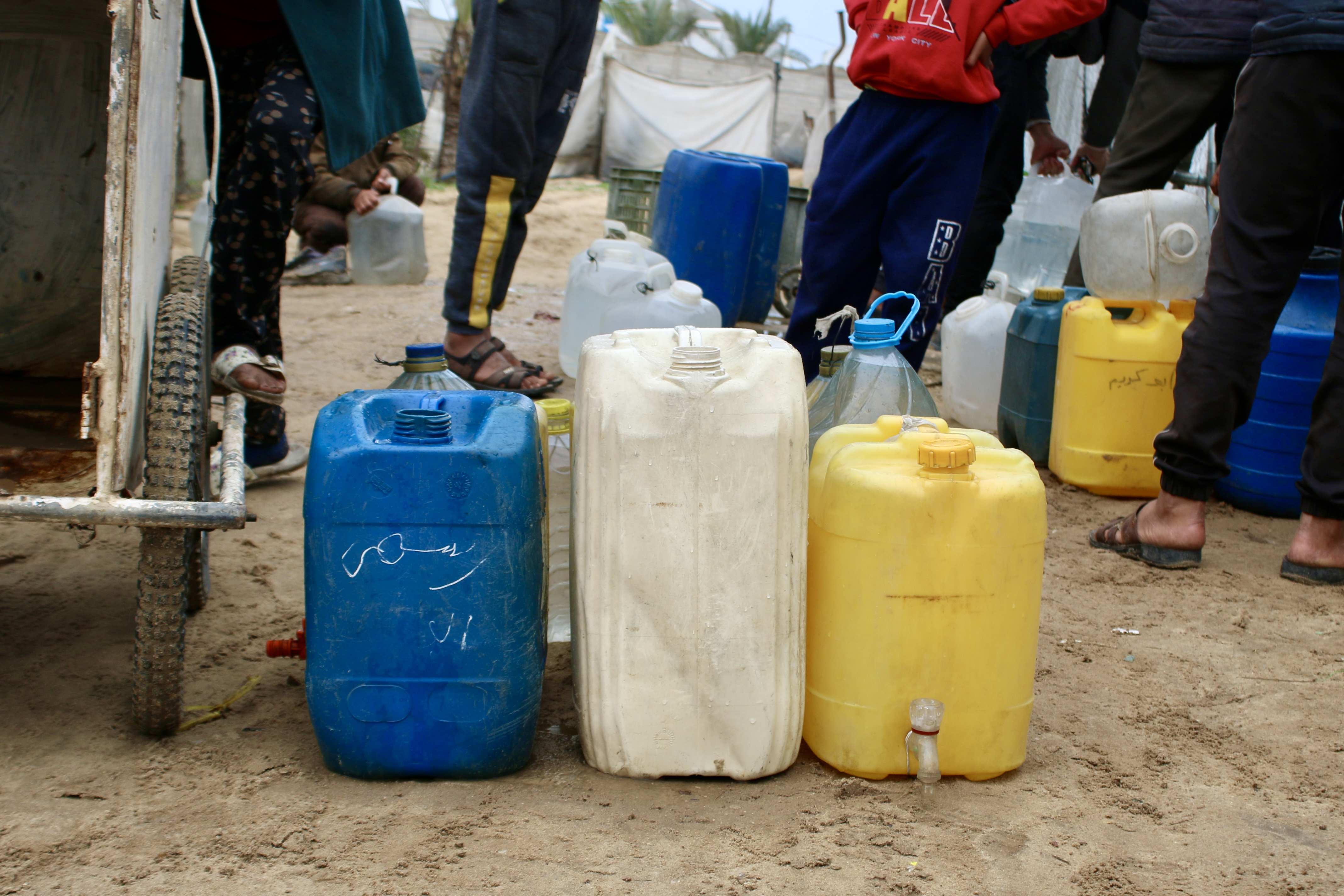Familias palestinas hacen fila para recoger agua en Beit Lahia, norte de la Franja de Gaza. NOUR ALSAQQA/MSF Familias palestinas hacen fila para recoger agua en Beit Lahia, norte de la Franja de Gaza. NOUR ALSAQQA/MSF