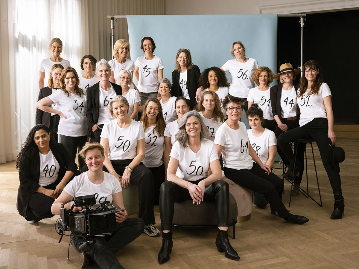 'Mayerline, My fit' cast en crew draagt T-shirt met leeftijd op