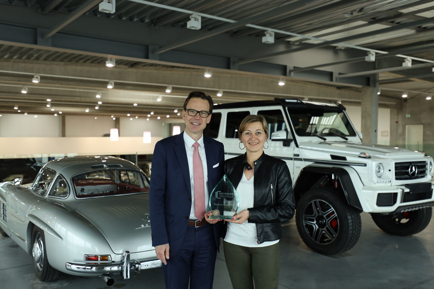 Joris Maes van Keyware geeft de award aan Wendy Warnez van Groep Vereenooghe