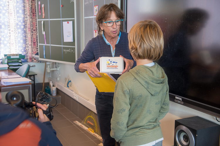 Gedeputeerde Riet Gillis overhandigt de brooddoos aan Riebe