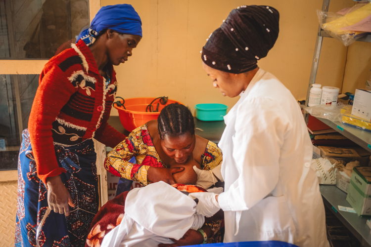 Copyright: Philémon Barbier Countries: Democratic Republic of Congo Date taken / Date Recorded: 06 January, 2024 Caption / Description: Gisele Dorika, 18, from Rugari in Rutshuru territory, with her mother Espérance Mazirane, 45, during a post-partum consultation to learn how to breastfeed her daughter Justine, born the day before at the MSF-supported Kanyaruchinya health centre, north of Goma, North Kivu, Democratic Republic of Congo, 6 January 2024.