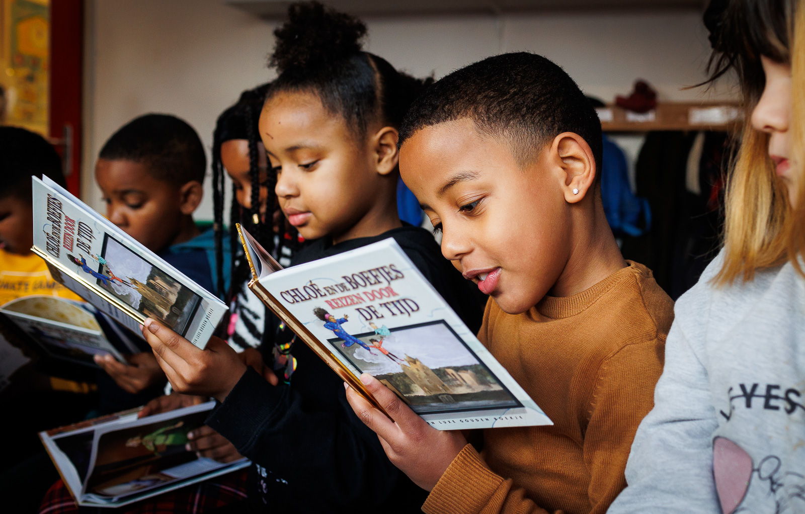 Leerlingen Basisschool Loep lezen Het Gouden Boekje 'Chloé en de boefjes reizen door de tijd'. Foto: Fred Ernst