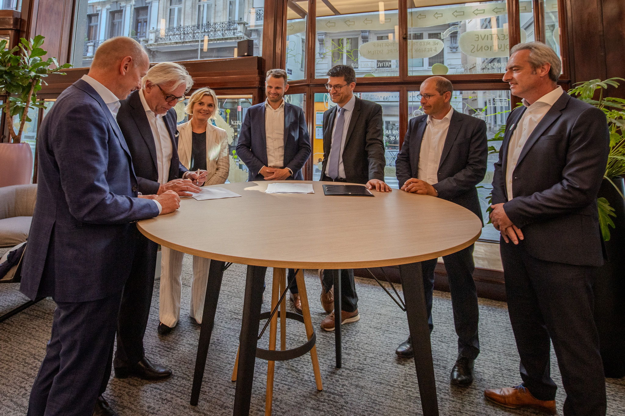 André Jurres (CEO VoltH2) signs the contract. From left to right: Filip Verheyen (Division Director Industry Sweco Belgium), André Jurres, Åsa Bergman (President & CEO Sweco), Tom Van Den Noortgaete (Division Director Energy & Environment Sweco Belgium), Erwin Malcorps (Business Area President Sweco Belgium), Gerwin Hament (Director Operations VoltH2), Peter De Block (Director Construction VoltH2)