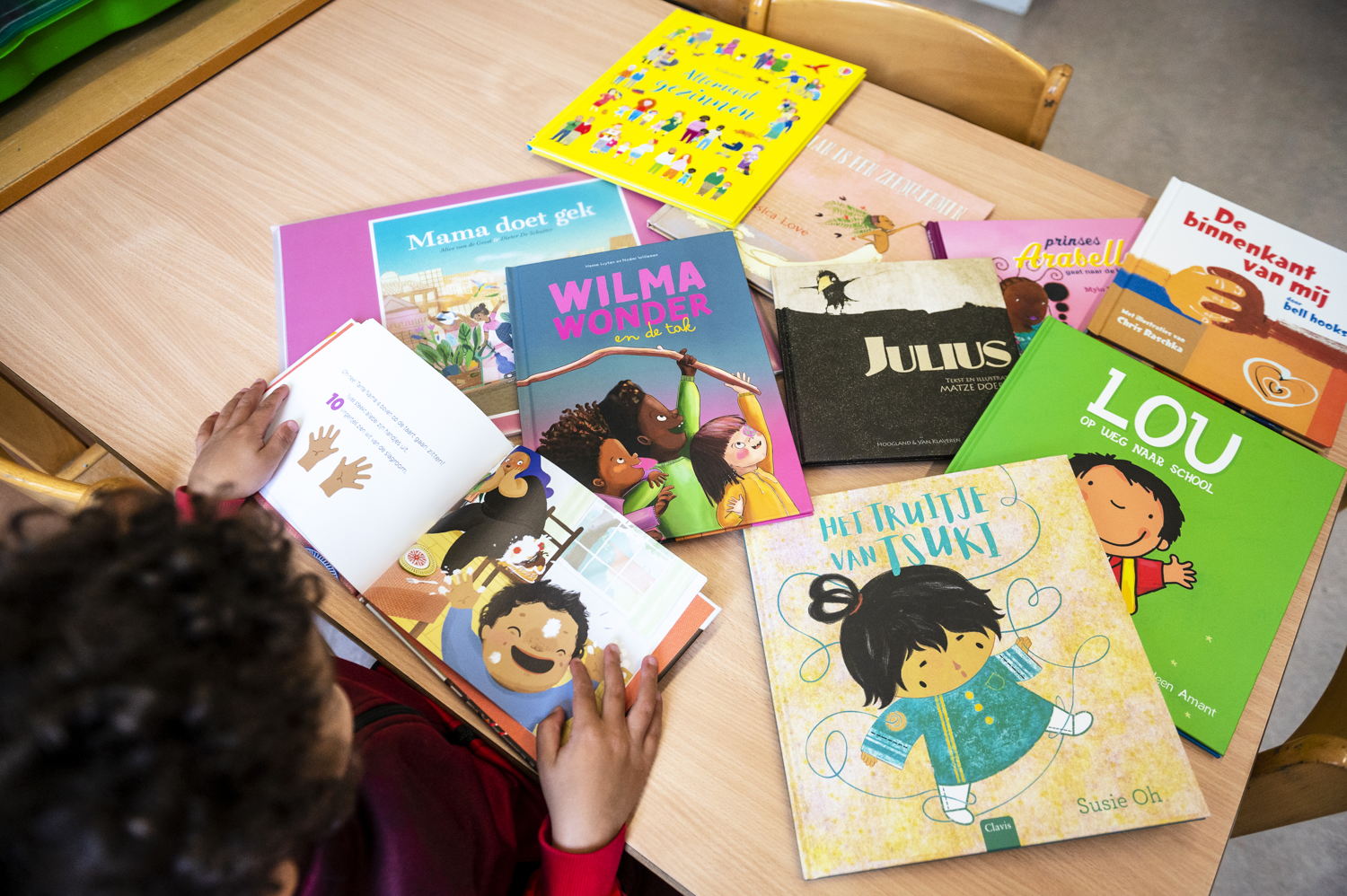 Voorstelling divers boekenpakket in school Baronneke © Jonathan Ramael