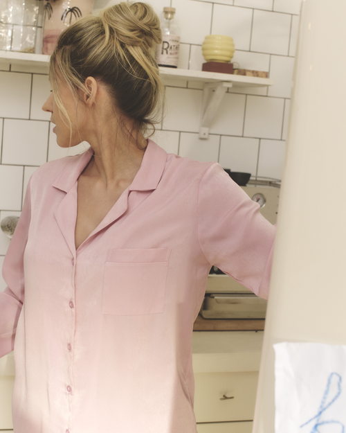 HUNKEMÖLLER_SS25_M25_Q1_FAWIY_SARAH_SILVERPINK_SATINMINIMAL_039