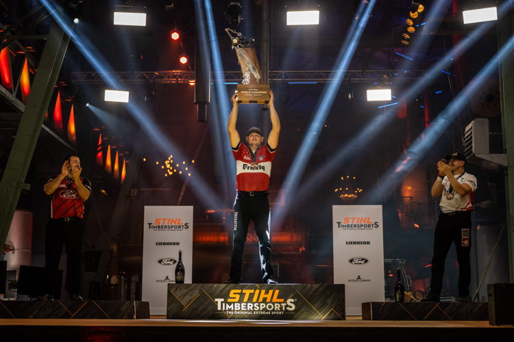 Le champion du monde STIHL TIMBERSPORTS 2021 s’appelle Jason Lentz (au centre). L’athlète américain a remporté le titre devant le Canadien Marcel Dupuis (à g.) et le Tchèque Martin Komárek (à dr.).
