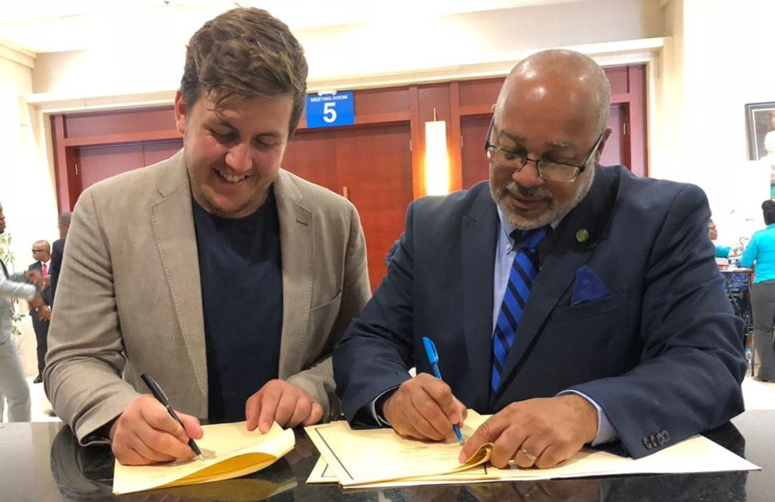 Director General of the OECS Dr. Didacus Jules signes MoU with Director of Solar Head of State James Ellsmoor to catalyse renewable energy adoption in July 2018.