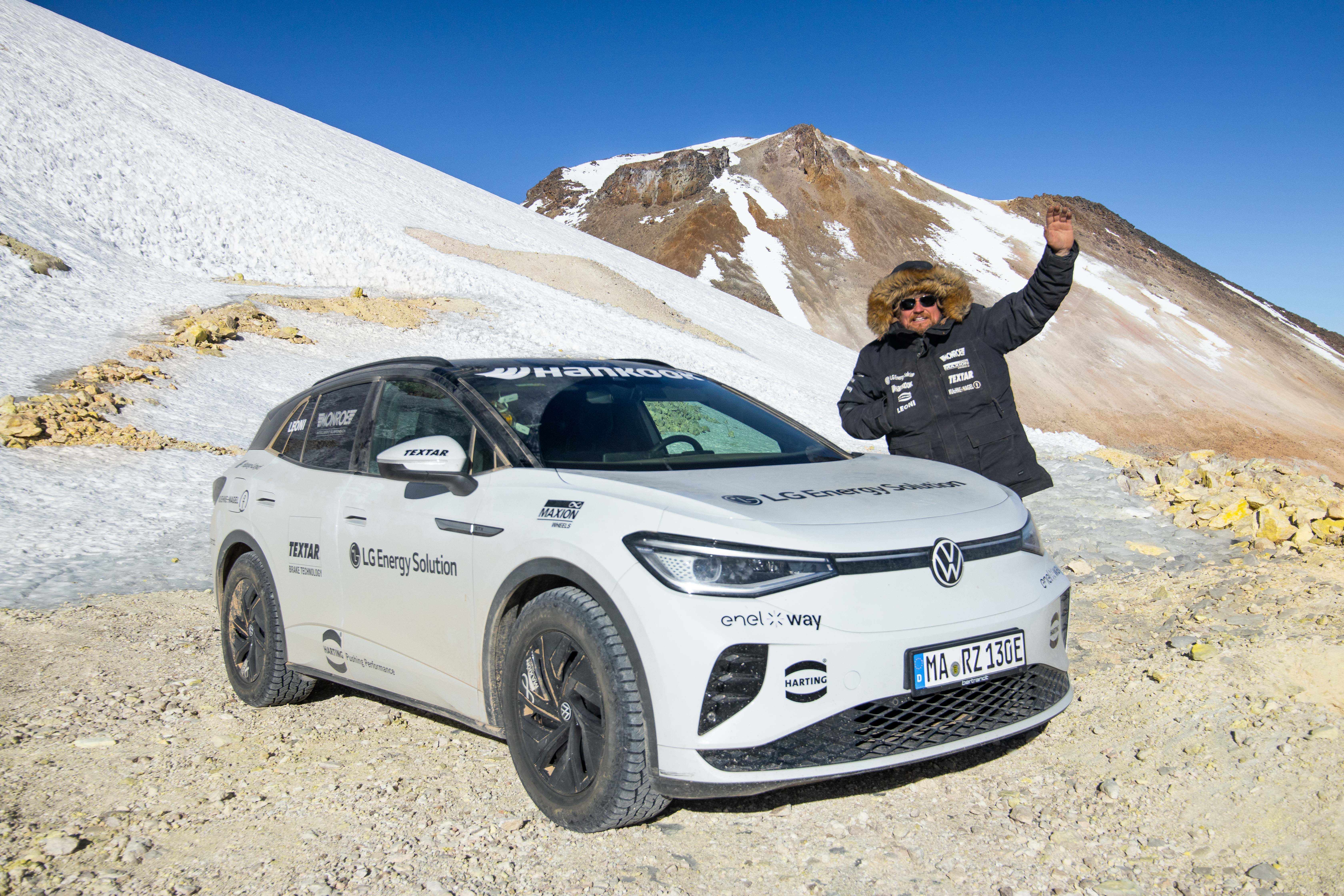 Le pilote et aventurier international Rainer Zietlow vient d'établir aujourd'hui, au volant d'un crossover Volkswagen ID.4 GTX équipé de la technologie Monroe Intelligent Suspension® CVSAe de Tenneco, le record de l'ascension du stratovolcan sud-américain Cerro Uturuncu.