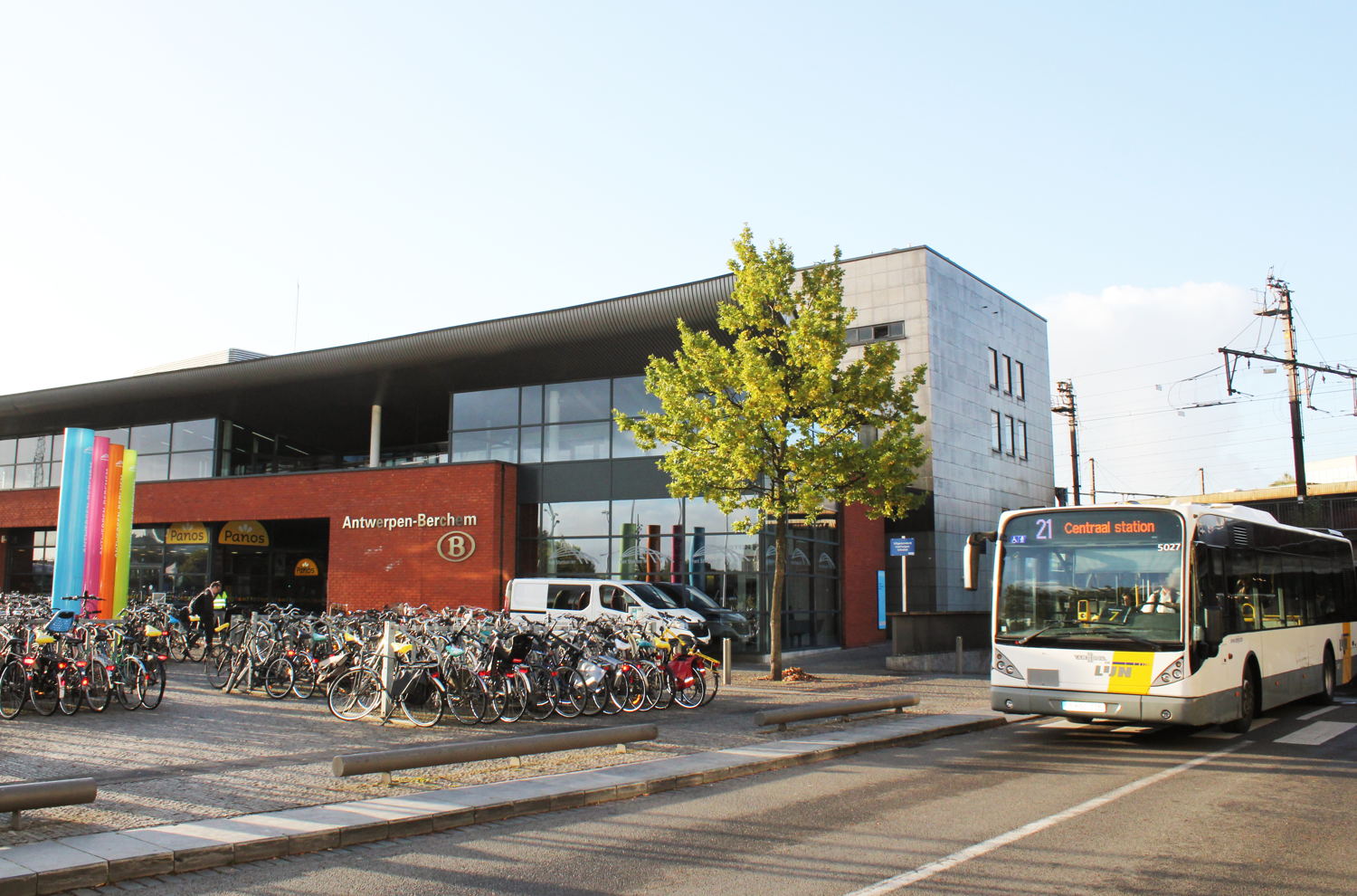Trein, tram en bus combineerbaar met de City Pass. Hier: Berchem station.